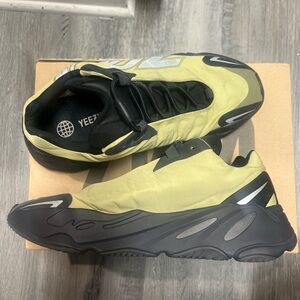 Adidas Yeezy Boost 700 MNVN Metall
